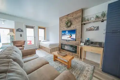 Image de Modern Studio with Balcony & Stunning Views!