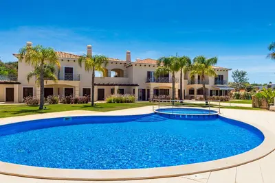 Image de Cascata Village Lote A est une maison de ville moderne de 4 chambres près d'Albufeira