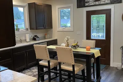 Image de Remodeled Cape Cod within steps of Lake Michigan