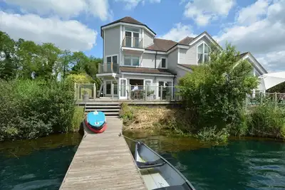 Image de Scout on the Water - Stunning waterside retreat with hot tub on The Landings sailing & fishing lake