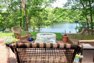 Image de Adorable Pond Front Home Walking Distance to Town