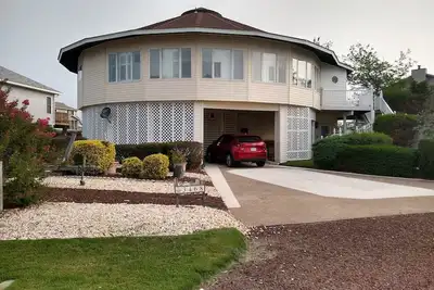 Image de Unique round house on canal with water views near Chincoteague with elevator