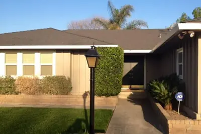 Image de Executive 3/2 Quiet neighboorhood. Fully furnished 2 car garage.