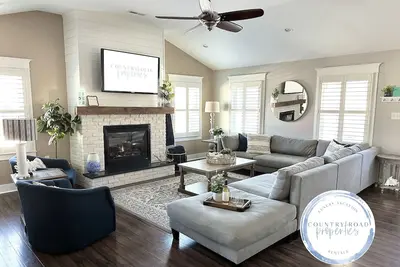 Image de Private Beach, Hot tub, Backyard Oasis, Local Pool, Close to all