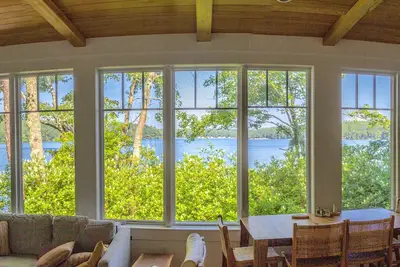 Image de Modern cottage on the shore of beautiful Long Pond