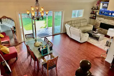 Image de Family Vacation! 5 Bed 3 Bath + 3 Kings + Beautiful Backyard + Fireplace! ! !