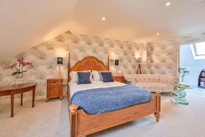 Image de Lisburne Place Luxury Town House - sleeps up to 6 in three bedrooms. Two bathrooms.