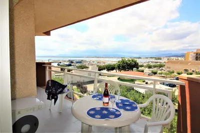Image de Appartement très bien equipé avec vue mer et ville, situé devant le port pescheur.
