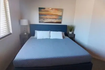 Image de Close to shopping and freeway access.