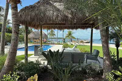 Image de 10 Million Dollar 2 Acre Bayside Beach Compound w Boat Dockage is One of A Kind