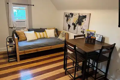 Image de Cozy 1 bedroom apartment.