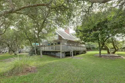 Image de Gorgeous, pet friendly, spacious home with pond view, close to the beach