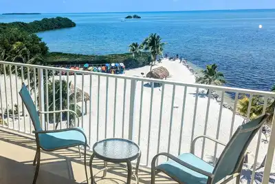 Image de Oceanfront Luxury Condo. Step on to the beach.