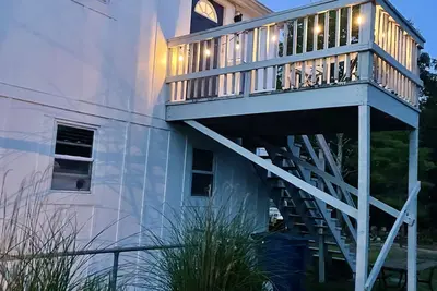 Image de Private 1 bedroom, 2nd floor unit: deck, fire pit, space for boat & trailer