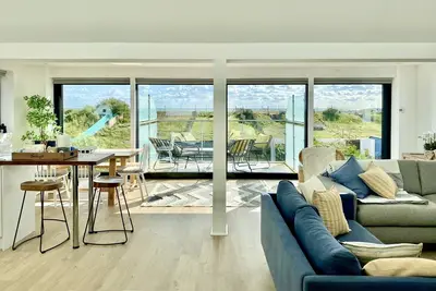Image de Bright and airy Sussex coastal house with direct beach access and hot tub