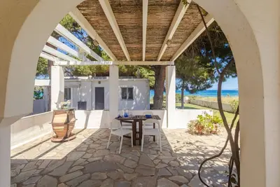 Image de ''Nirvana Seaside'' Beachfront House with Patio