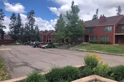 Image de Cozy 2 Br condo in Fraser, on free bus route, with hot tub