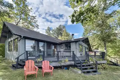 Image de Cozy cabin nestled on the shores of Lake Champlain