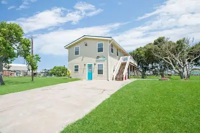 Image de Canal Front Home w/ Fishing Pier & Game Room