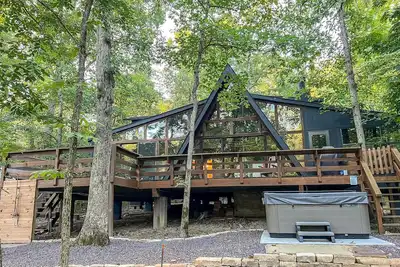 Image de Flat, Lakefront chalet; Hottub, Playground, Firepit, Wifi, and more!