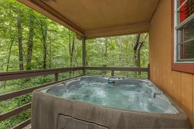 Image de Fun in the woods! hot tub, arcade, budget-friendly Free ticket to Dollywood!