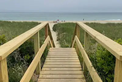 Image de Beautiful renovated Surfside home - bright and welcoming, 200 steps to beach!