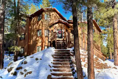 Image de Grand Cabin In the Trees. 10 Mins from Downtown.