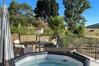 Image de Belle maison entre garrigues, vignes et taureaux