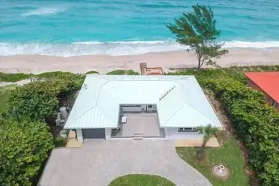 Image de Oceanfront Modern Home w/ Private Beach