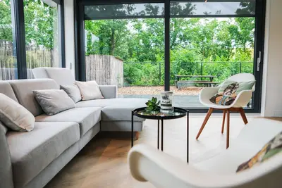 Image de Stijlvol Ingerichte Bungalow in Baarland
