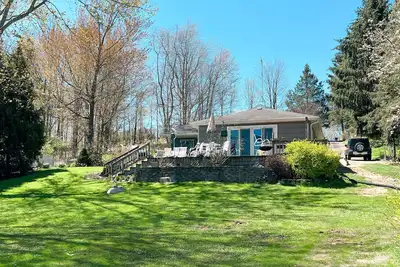 Image de Cozy Cottage Lakefront View - Paddle Board, Kayak, Hot Tub and more!