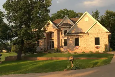 Image de Beautiful Executive home perfect location for the  Nfl Draft or Eaa airshow.