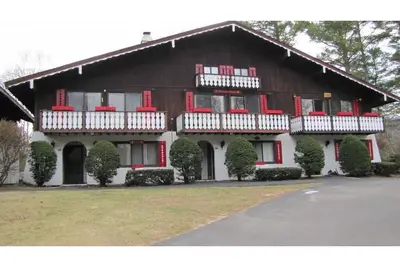 Image de Beautiful and bright updated chalet condominium across from Story Land!