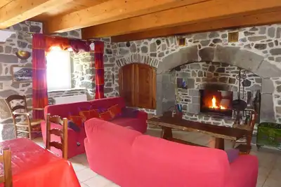 Image de Spacieuse maison (130 m²) chaleureuse avec cheminée - Ski, randos, vélo, volcans