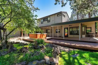 Image de Family/pet friendly home, sleeps 8. Enjoy our game room & soak in the hot tub after exploring Bend. Less than 30 minutes to Mtn. Bachelor.