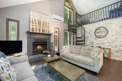 Image de Peaceful and Updated Cabin with Loft and Fireplace at Schuss Village - Sleeps 6