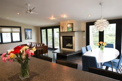 Image de A Block from the Beach!