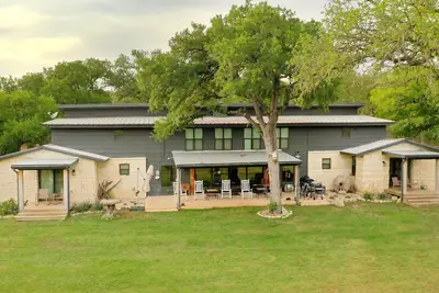 Image de Private Riverfront, Hot Tub, Game room & 4 Patios overlooking the Guadalupe!