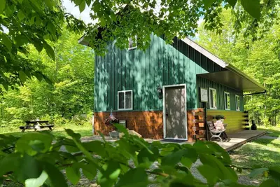 Image de Trail's End Guesthouse- Vacation Cabin