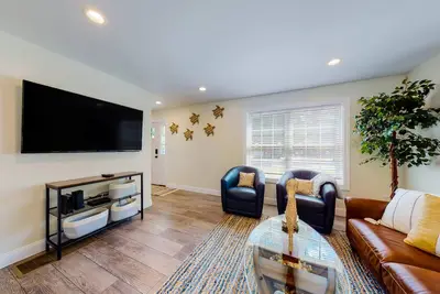 Image de Adorable Beach Hideaway W\/ near Beach Access, Free WiFi, Firepit & Large Deck