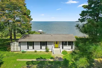 Image de The Beach Retreat is a cozy beach Villa with Hottub overlooking a private beach.