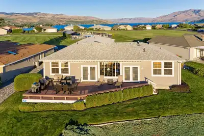 Image de Wapato Point Uplake View Home - Across the Street from Pool & Park