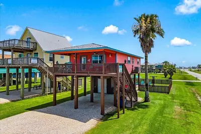Image de This is a Sweet Little Custom Home Located on the Pedestrian Beach Near Fishing