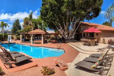 Image de Backyard Oasis + 4 bedrooms. Close to stadium, baseball, golf, shopping