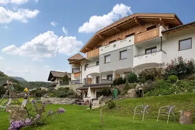 Image de Appartement \"Stefansdorf Wohnung 8\" avec vue sur les montagnes, Wi-Fi, jardin, balcon et barbecue