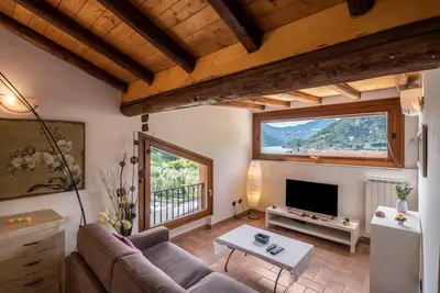 Image de Appartement \"Mansarda con vista lago\" avec vue sur le lac, piscine, Wi-Fi et terrasse. Animaux admis