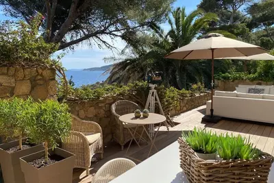 Exceptionnel Et Rare, Les Pieds Dans L'Eau A Ramatuelle