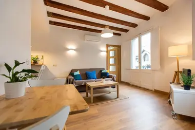 Image de Fantastic and Bright Apartment in the Heart of Gothic area 10 min from the beach