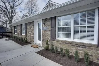 Image de Fort Wychwood is newly renovated with great views and city access!