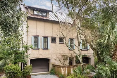 Image de New to Rental Market! Stunning home in perfect, central location